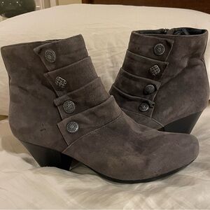 Stylish Gray suede Ankle Boots size 41